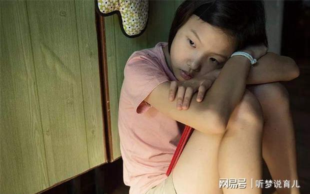 边走边读，妈妈拍女儿视频