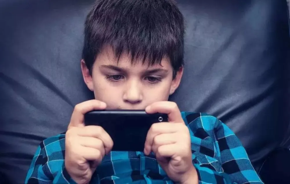 小班玩手机游戏的坏处反思-如何引导孩子正确看待手机游戏，培养多元兴趣