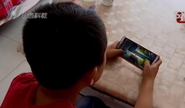 小孩在外面玩手机游戏好吗_外面小孩玩手机好游戏叫什么_小朋友玩手机游戏好不好