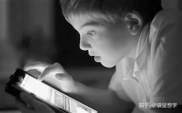 别人玩游戏的小视频_打视频玩的游戏_小朋友乱玩手机游戏视频